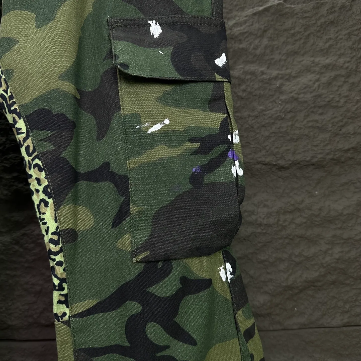 P250 GALLERY DEPT. 2025 new camouflage patchwork hand-painted multi-pocket couple style loose bootcut jeans 🔥High version🔥High version🔥Top ceiling quality Styles with different washed textures, very friendly to people with thin legs and thick legs, the bootcut version is very flattering to the leg shape Moderate length that never goes out of style, easy to match with casually, basic styling for various styles, a must-have in the wardrobe! The fabric is stiff but also makes the upper body soft without losing texture. The washing process is even more perfect. It is a must-have item for everyone! ! ! Washed wheat, hang tag, pants label, complete with three labels Color: camouflage green Size: 28, 30, 32, 34, 36 (five sizes)